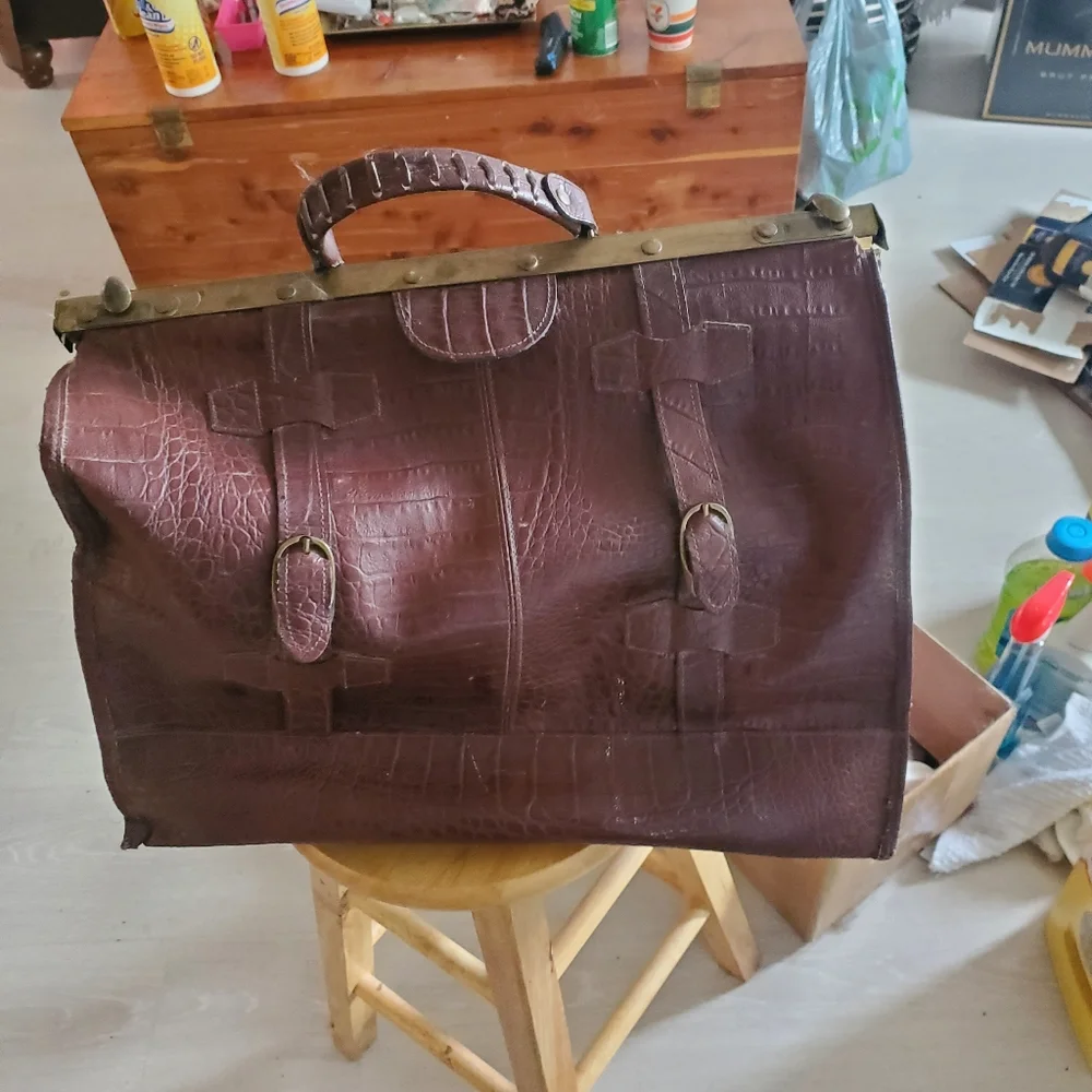 unbranded vintage alligator